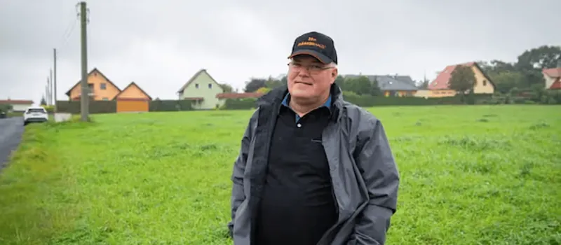 Erko Seidemann als unabhängiger Bauberater vor Ort auf einem Baugrundstück