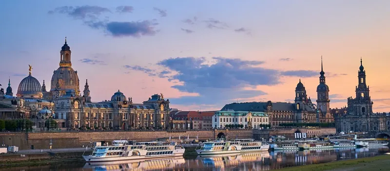 Dresdner Altstadt mit Elbe im Abendlicht