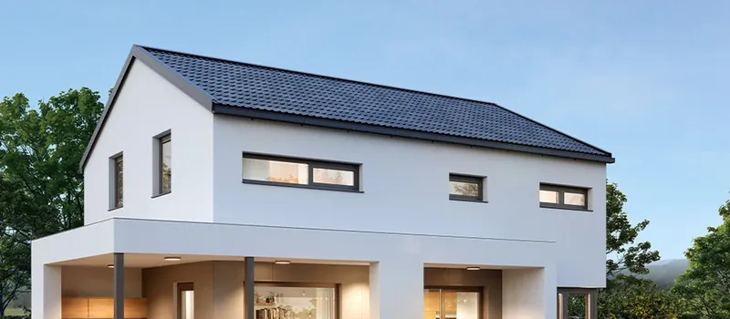 Neubau mit Photovoltaik in der Abenddämmerung