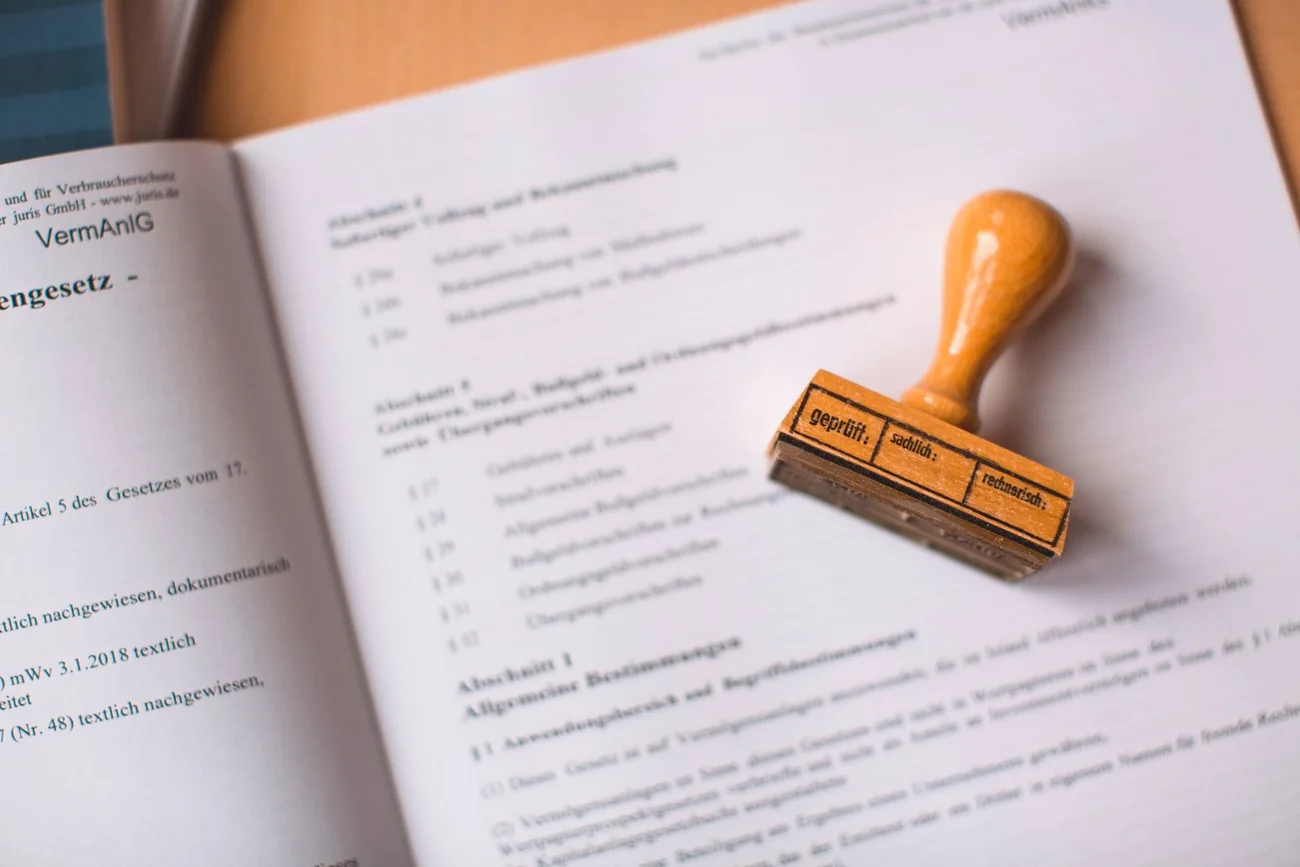 Gesetzbuch und Stempel – Genehmigungen